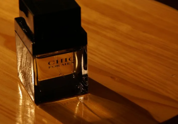 Най-добрите дървесни аромати, които подчертават естествената ви елегантност>